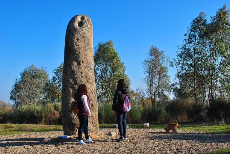 Menhir del Cabezo_Ruta Puente de Alcántara_Esther Sánchez